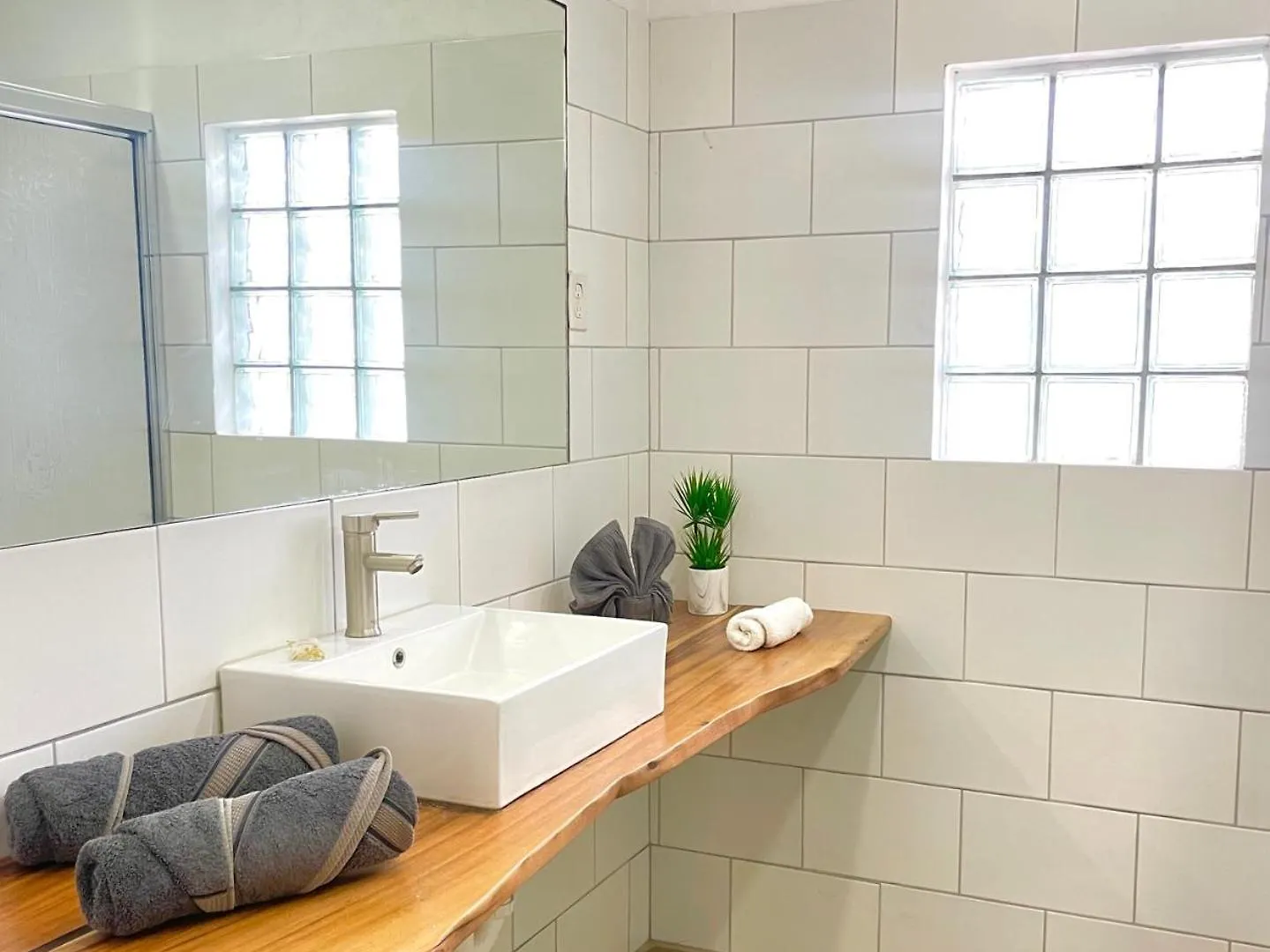 Bananaquit Tobago -Stay Near The Beach Crown Point Aparthotel