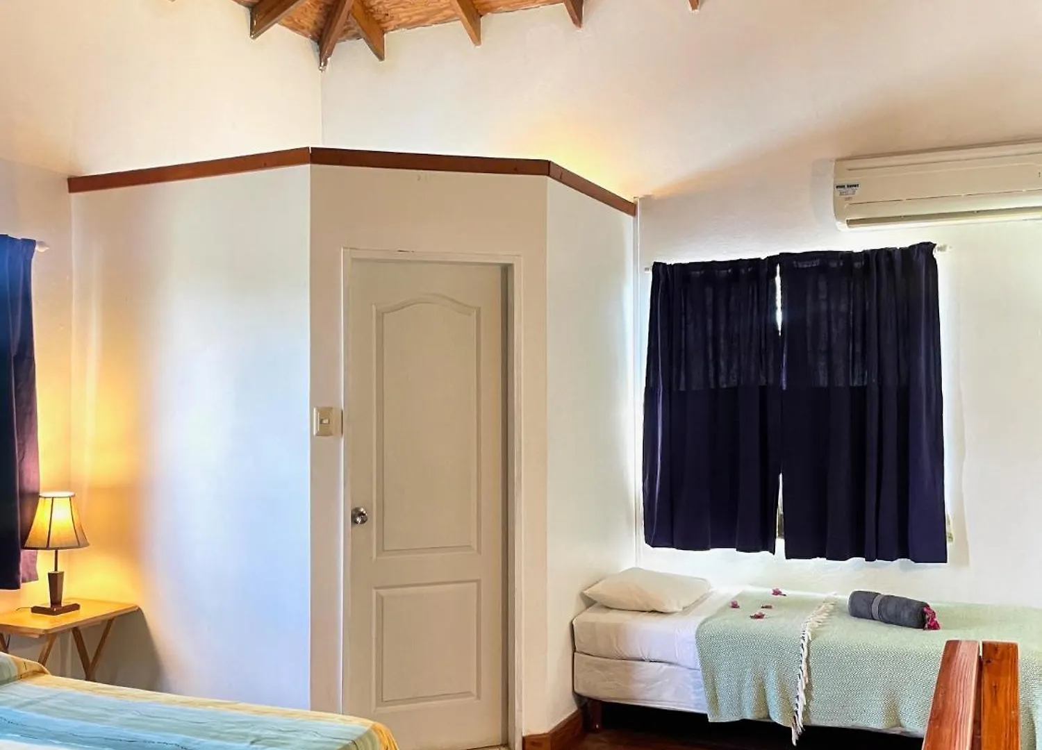 Апарт-отель Bananaquit Tobago -Stay Near The Beach Краун-Пойнт