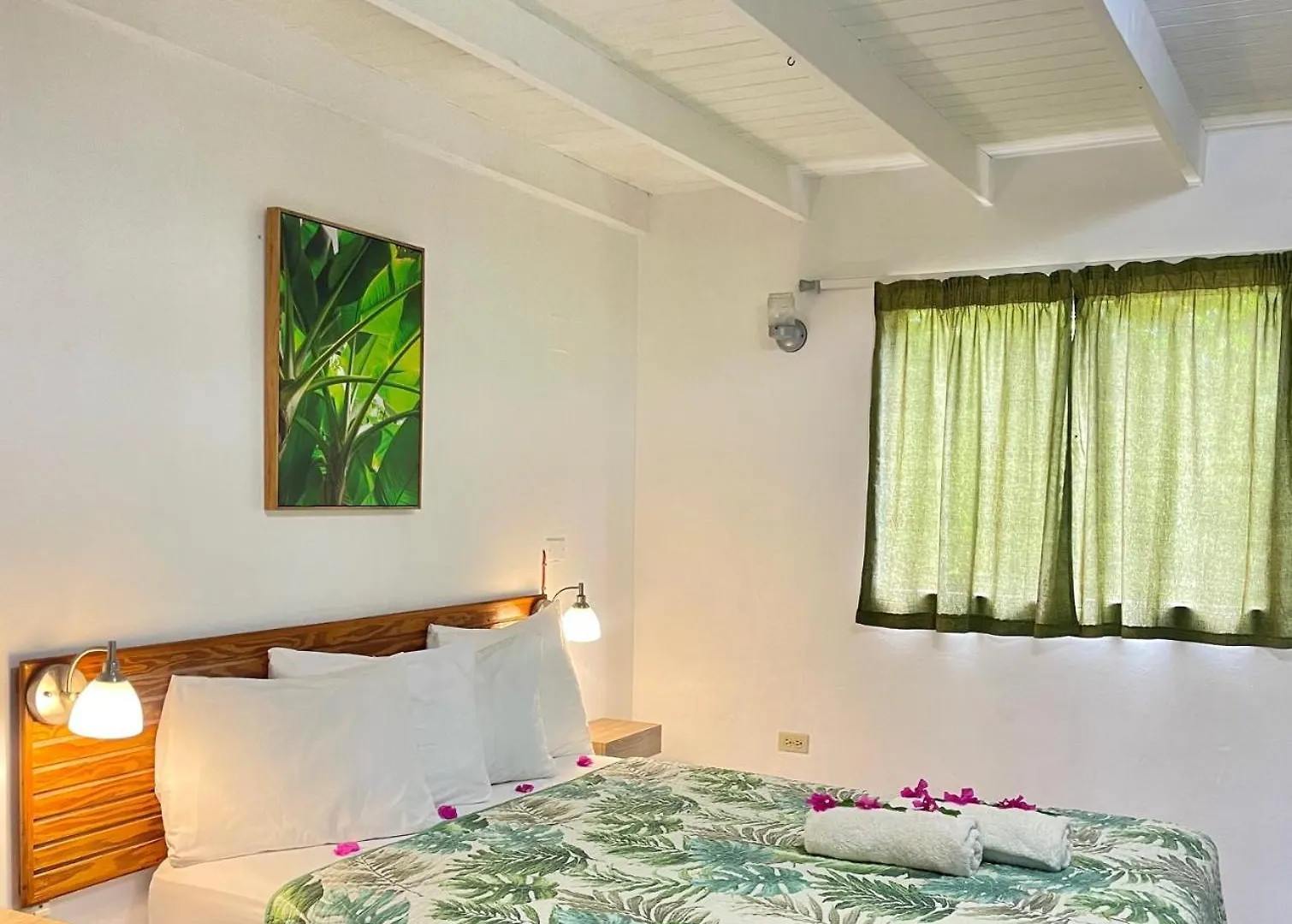 Апарт-отель Bananaquit Tobago -Stay Near The Beach Краун-Пойнт